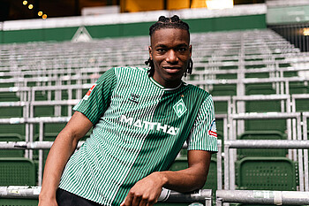 Skelly Alvero lehnt an einem Wellenbrecher. 