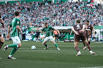 null Romano Schmid umzingelt.