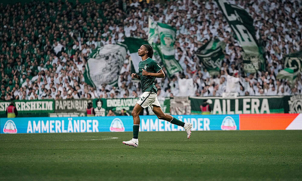 null Skelly Alvero läuft auf den Platz.