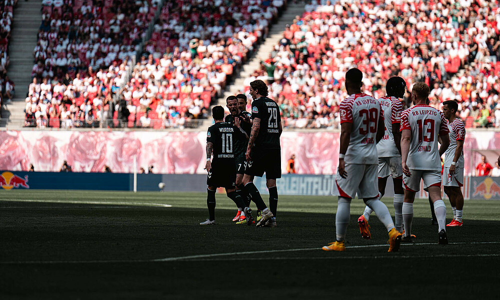 null Die Mannschaft feiert das Führungstor.