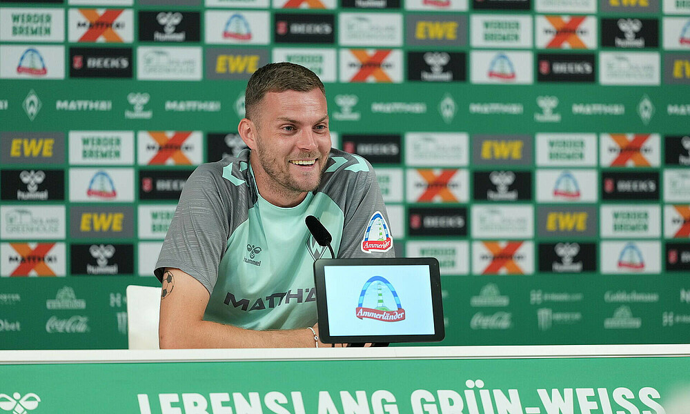 null Marvin Ducksch lächelt in der Mixed Zone