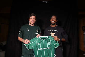 null Clemens Fritz mit Samuel Mbangula.