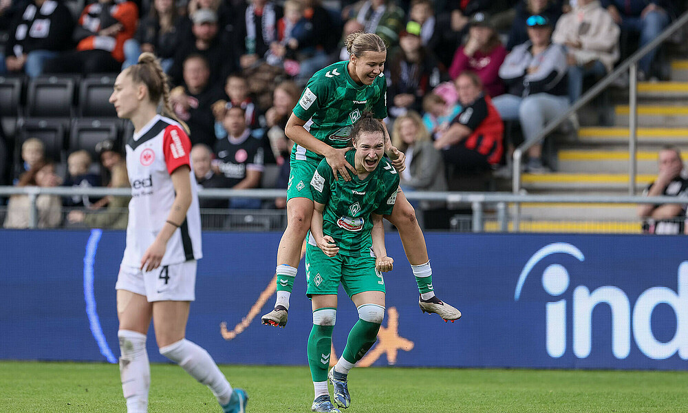 null Larissa Mühlhaus springt auf Sophie Weidauers Rücken.