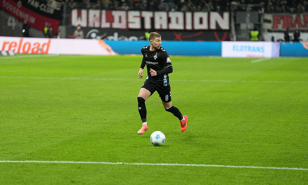 null Mitchell Weiser im dritten Trikot am Ball im Frankfurter Deutsche Bank Park beim Auswärtsspiel gegen Eintracht Frankfurt