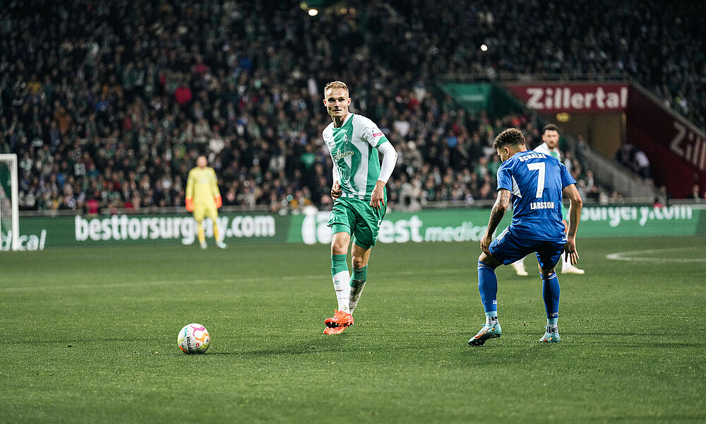 Amos Pieper beim Hinspiel gegen Schalke 04 am Ball.
