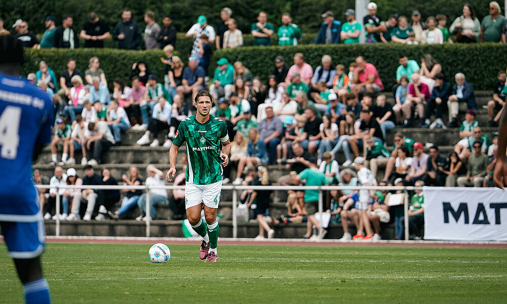 Niklas Stark am Ball gegen den SV Verden