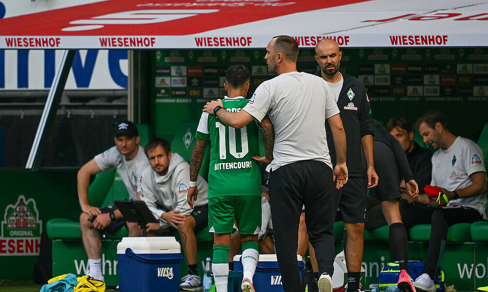Leonardo Bittencourt geht mit Ole Werner zur Trainerbank.