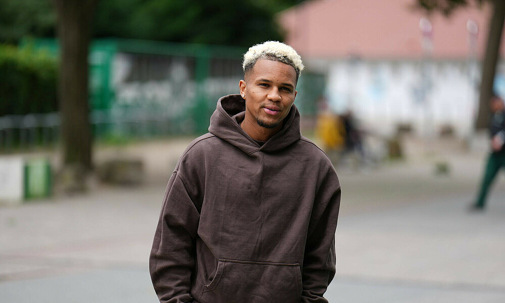Felix Agu bei der Ankunft am Stadion. 