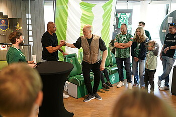 Gruber und Klasnic begrüßen sich im WUSEUM