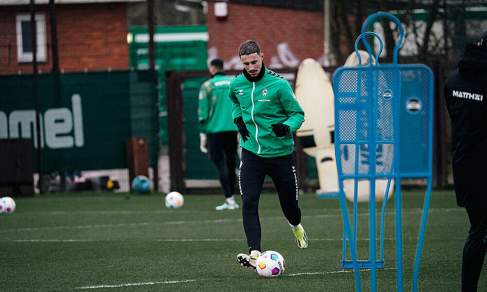 Marco Friedl mit Ball am Fuß.