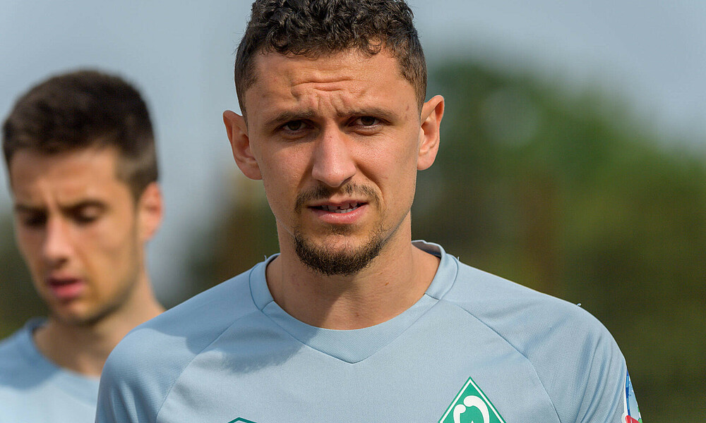 Milos Veljkovic auf dem Trainingsgelände des SVW.