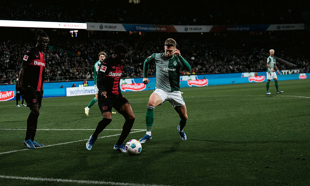 Mitchell Weiser am Ball vor einem Leverkusener Spieler aus dem Heimspiel der Saison 2023/24