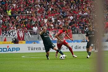 null Mitchell Weiser im Zweikampf um dem Ball.