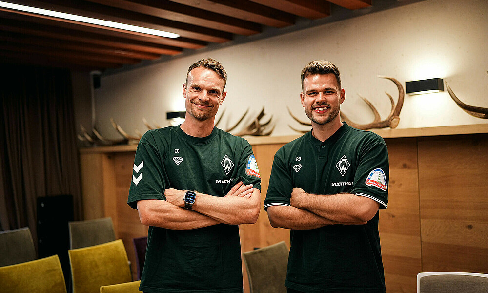 Christian Groß und Raphael Duarte nebeneinander mit verschränkten Armen.