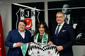 null Dr. Hubertus Hess-Grunewald hält mit zwei Vertreter*innen von Besiktas ein Trikot in die Kamera.