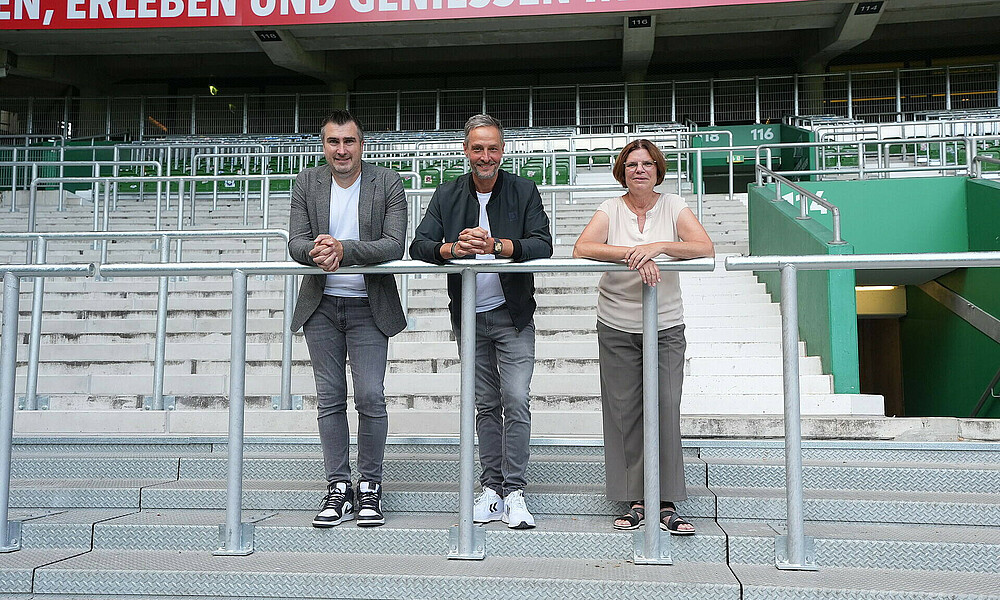 null Hans-Jörg Otto, Tarek Brauer und Kristina Vogt stehen im Gästeblock