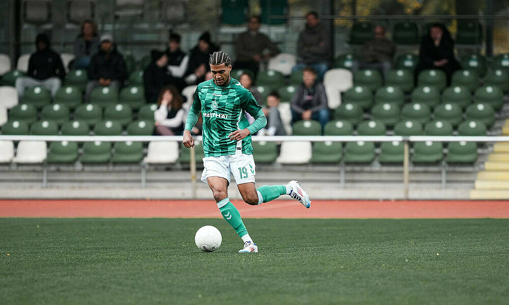 null David Kébé am Ball.