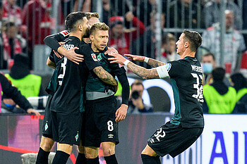 Jubeltraube um Mitchell Weiser.