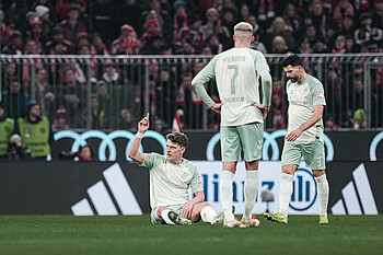 Jens Stage sitzt auf dem Boden. 