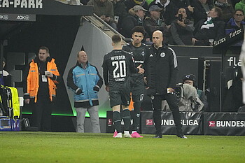 null Romano Schmid und Justin Njinmah klatschen ab.