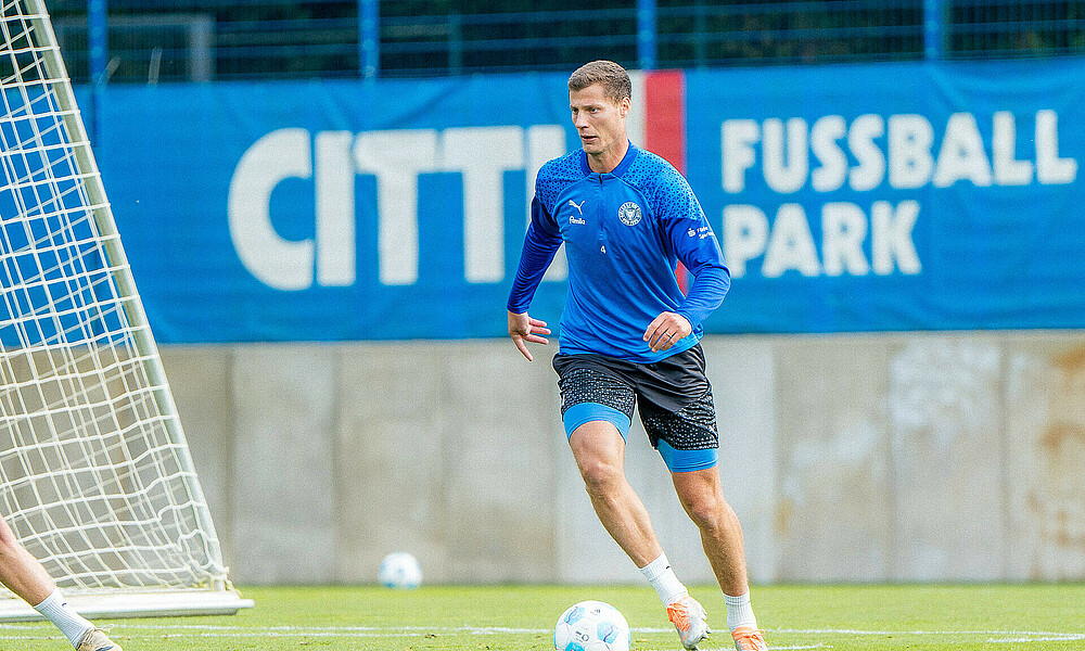 null Patrick Erras führt den Ball am rechten Fuß.