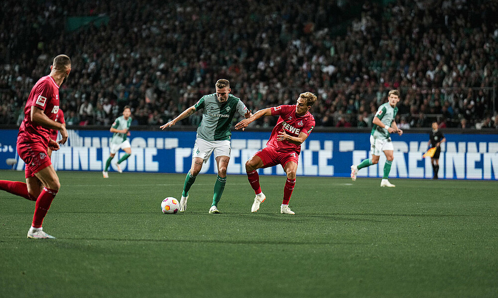 Marvin Ducksch im Zweikampf mit einem Kölner. 