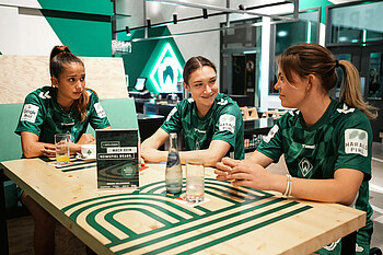 null Amira Dahl, Sophie Weidauer und Juliane Wirtz sitzen an einem Tisch in der BOLZBAR