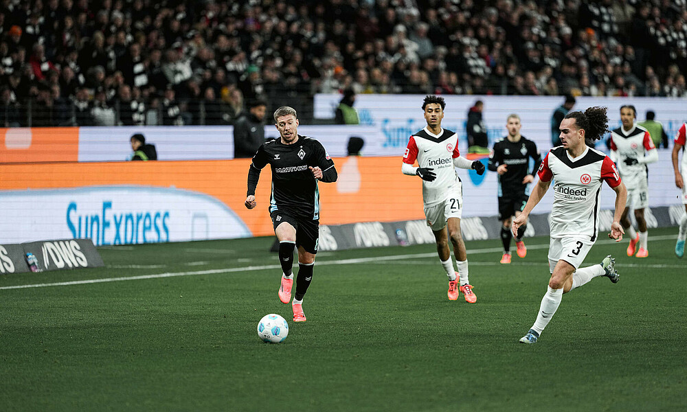 null Mitchell Weiser im Laufduell mit Theate.