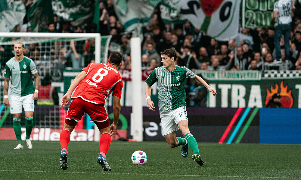 null Jens Stage mit Ball am Fuß.