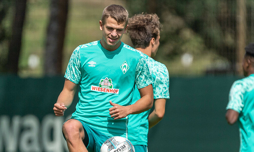 null Maik Nawrocki hält einen Ball im Training hoch