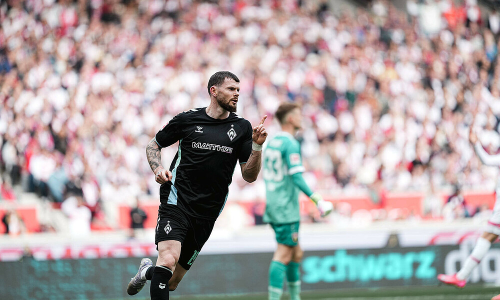 Oliver Burke jubelt nach seinem ersten Tor in Stuttgart.