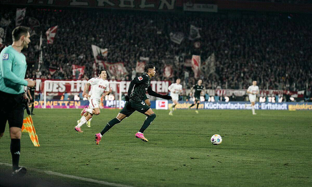 Njinmah mit Ball am Fuß. 