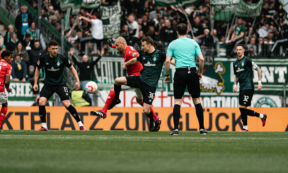 Christian Groß im Zweikampf mit Ludovic Ajorque.