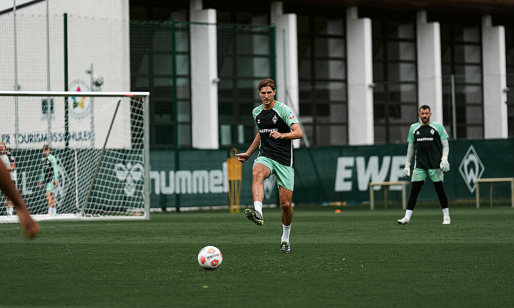 Niklas Stark spielt einen Pass. 