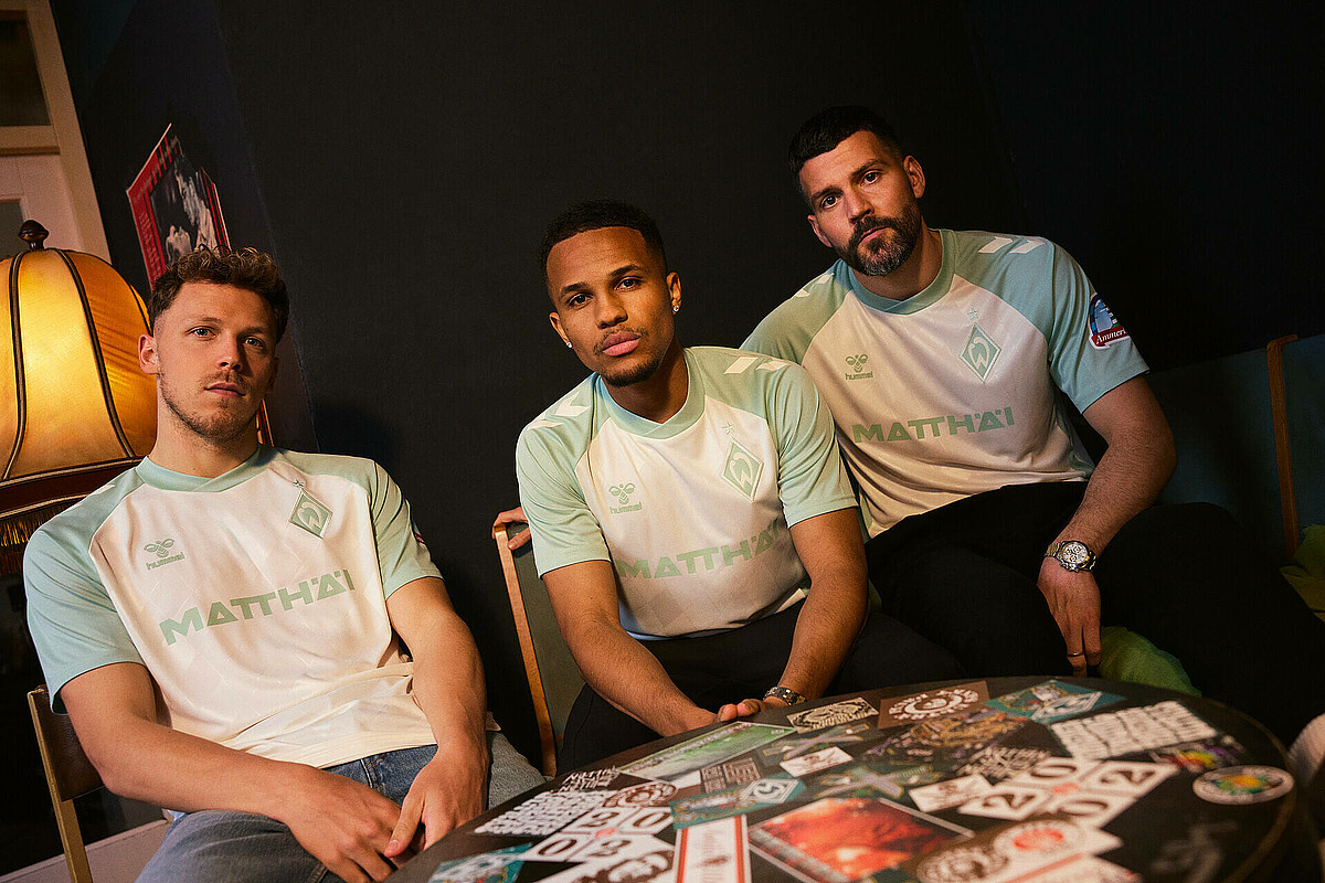 Die Spieler im neuen Away-Trikot. 