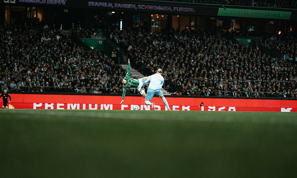 Schmid fällt im Duell mit Zentner. 