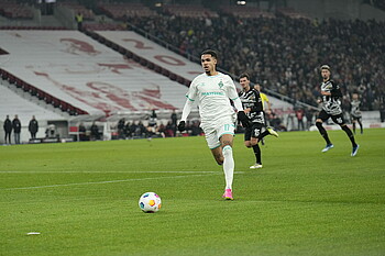 null Justin Njinmah sprintet zum Ball.