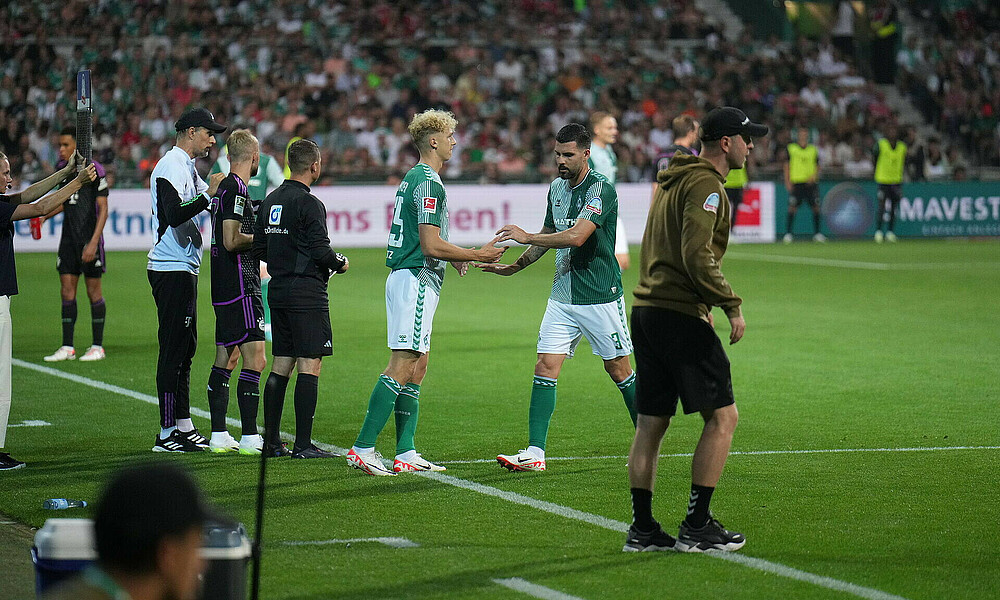 Leon Opitz klatscht mit Anthony Jung ab, der das Feld verlässt.