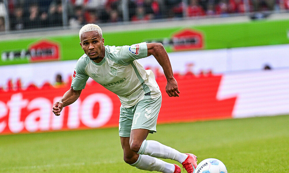 null Felix Agu mit dem Ball vor sich.