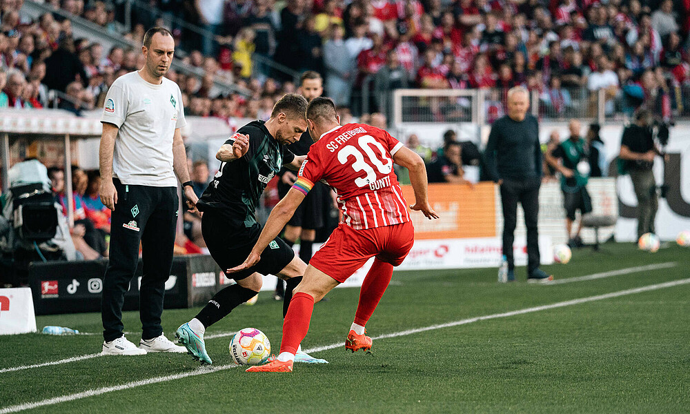 null Ole Werner schaut auf einen Zweikampf zwischen Mitchell Weiser und Christian Günter.