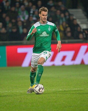 null Sebastian Langkamp mit dem Ball am Fuß.