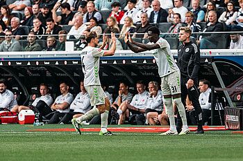 Karim Coulibaly klatscht mit Niklas Stark ab und läuft aufs Feld. Er wird gerade eingewechselt.