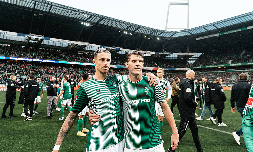 null Marco Friedl und Jens Stage Arm in Arm nach dem Spiel.