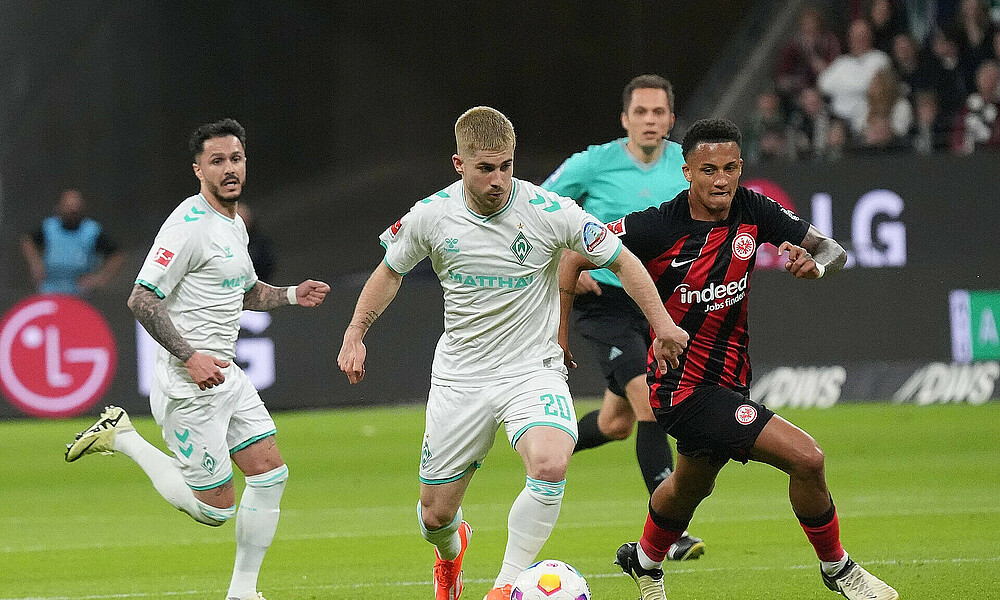 null Romano Schmid behauptet den Ball.