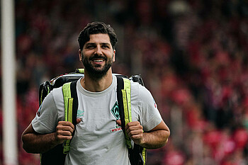 null Dr. Georg Tsironis mit einem Arzt-Rucksack.