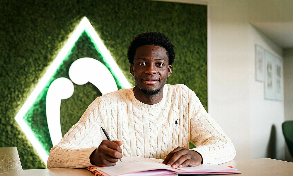 null Joel Imasuen bei der Vertragverlängerung.