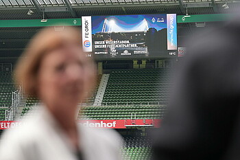 Ein Blick auf die Stadiontafel. 