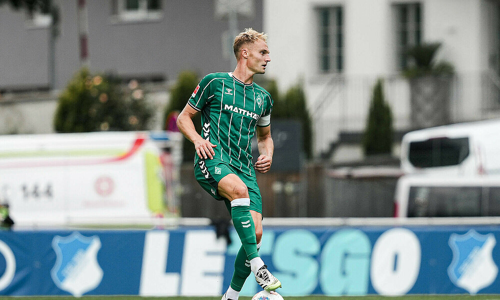 Amos Pieper im Werder-Heimtrikot 2025 am Ball