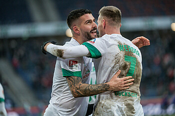 null Marvin Ducksch und Anthony Jung umarmen sich.