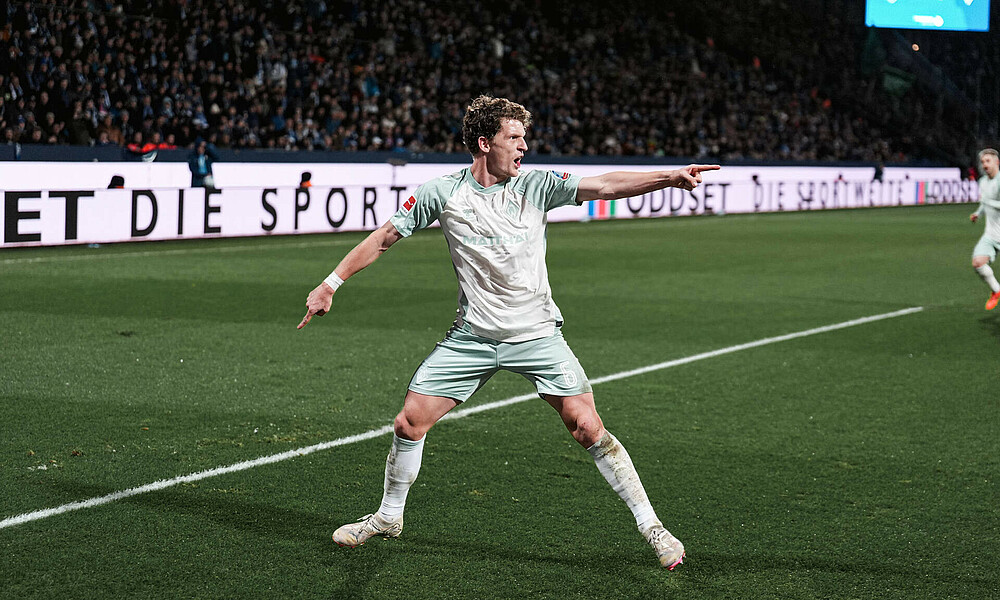 Jens Stage gedenkt dem Vorlagengeber bei seinem Kopfballtreffer zum 1:0 für Werder.